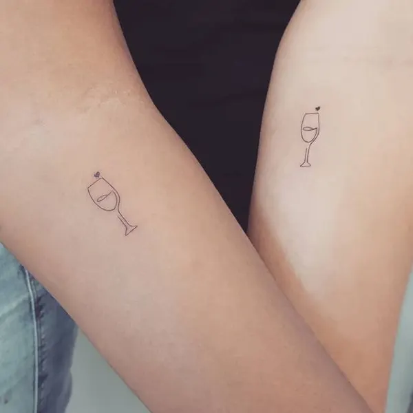 Tatuagem feminina de amizade e amor 3