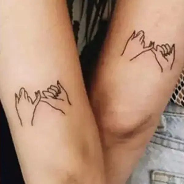 Tatuagem feminina de amizade e amor 6