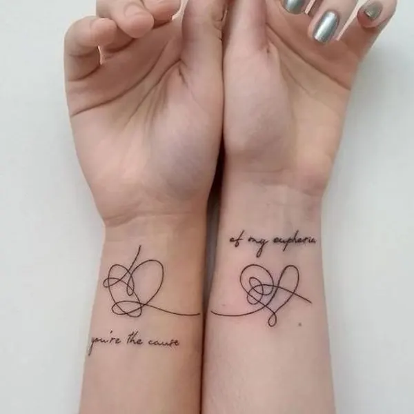 Tatuagem feminina de amizade e amor 10