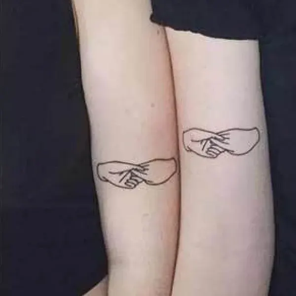 Tatuagem feminina de amizade e amor 11