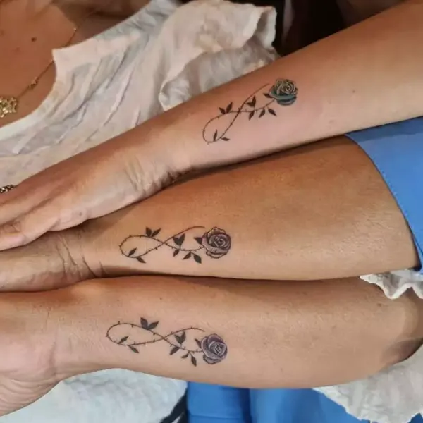 Tatuagem feminina de amizade e amor 14