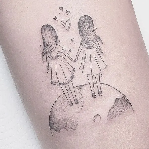 Tatuagem feminina de amizade e amor 16