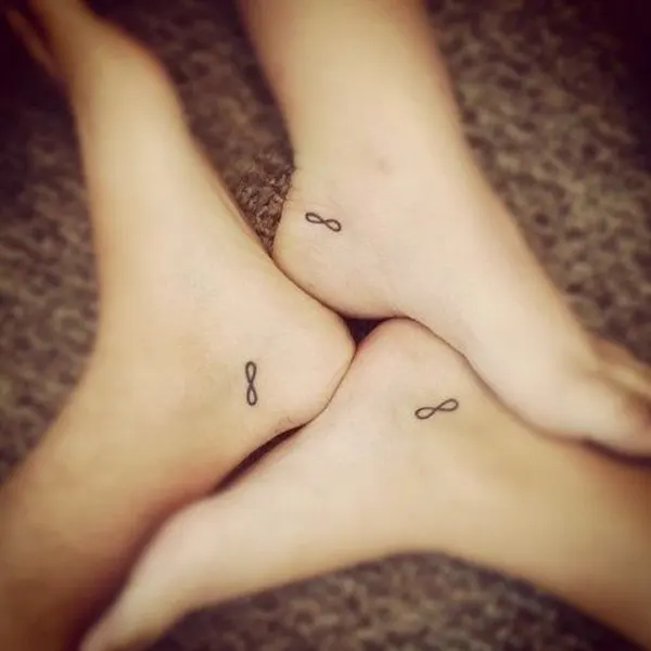 Tatuagem de amizade no pé