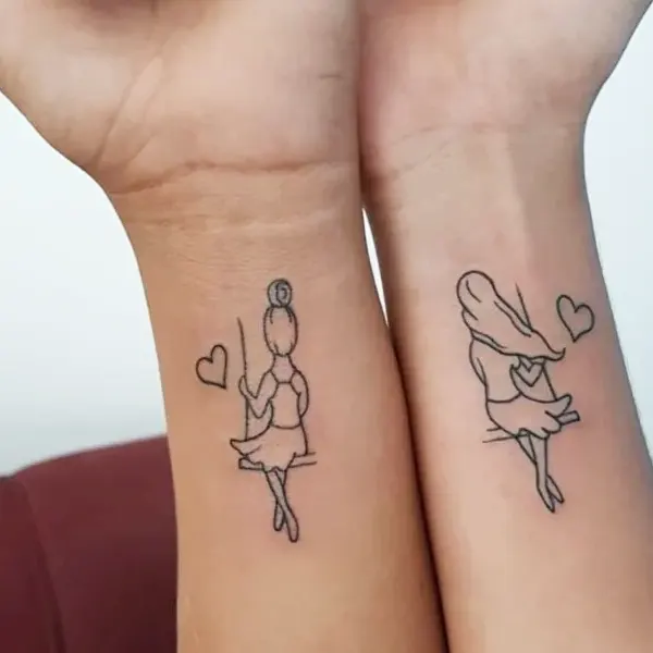 Tatuagem feminina de amizade e amor 34