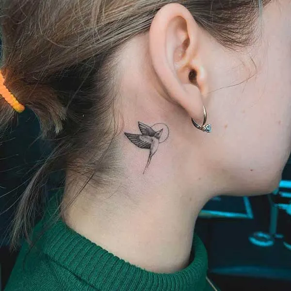 Tatuagem feminina de animal atrás da orelha