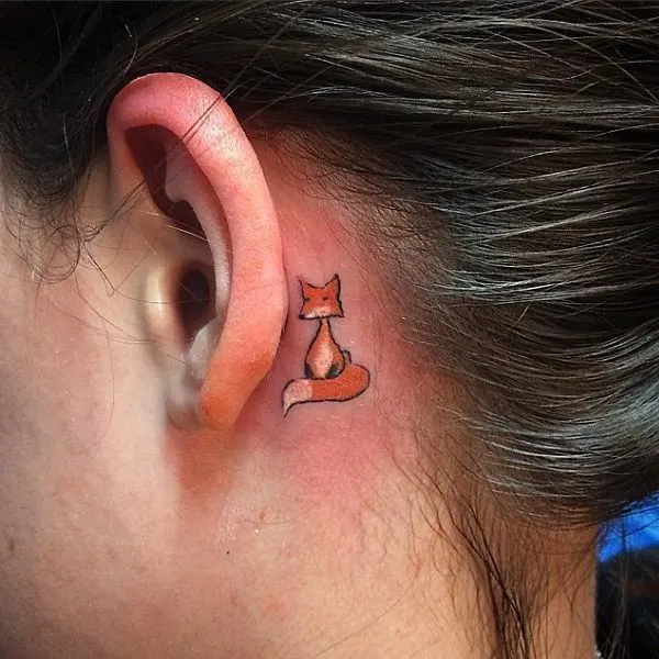 Tatuagem de animal delicada atrás da orelha