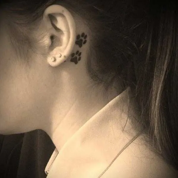 tatuagem de animal atrás da orelha