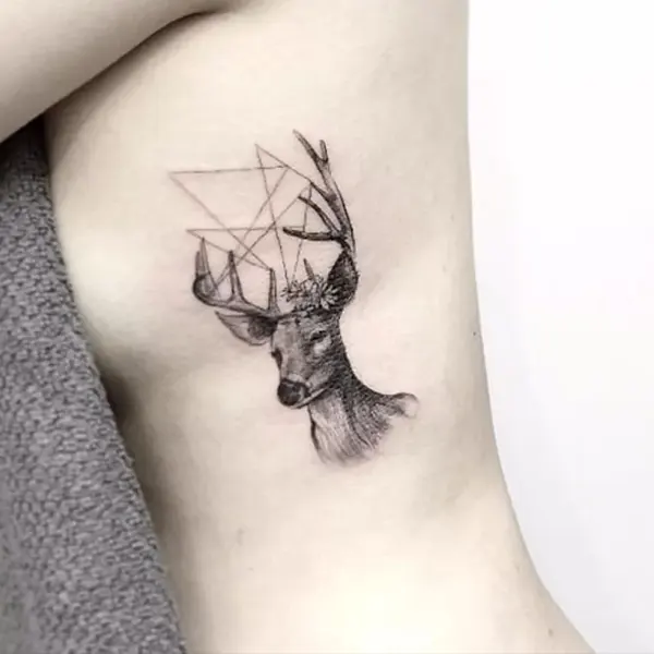 Tatuagem de animal debaixo do braço