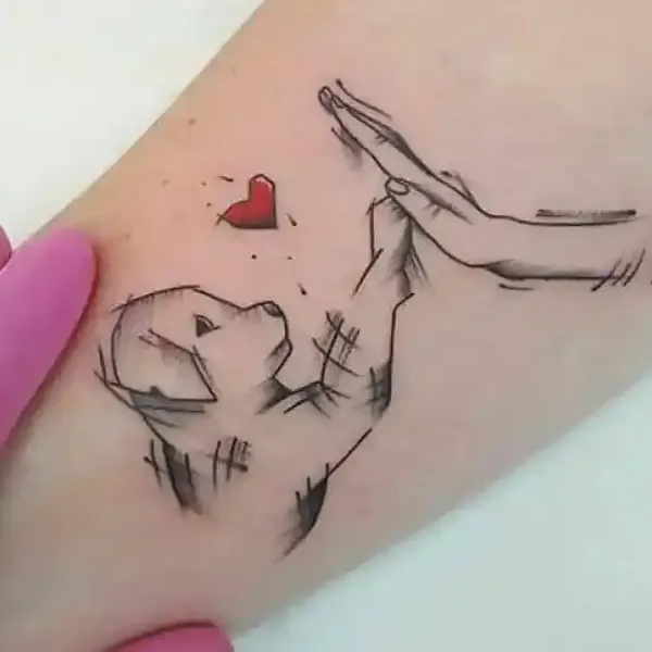 Tatuagem feminina de animal na canela