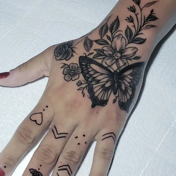 Tatuagem feminina de animal na mão