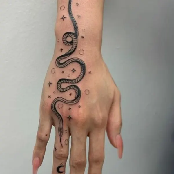 Tatuagem de cobra na mão