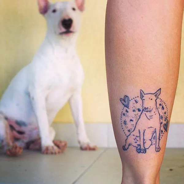 Tatuagem feminina de animal na panturrilha