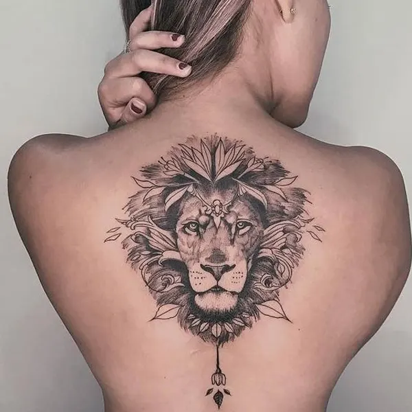 Tatuagem feminina de animal nas costas