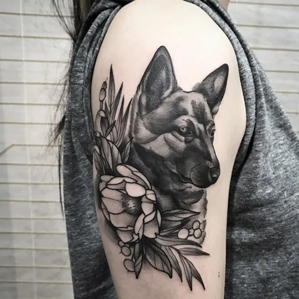 Tatuagem feminina de animal no braço
