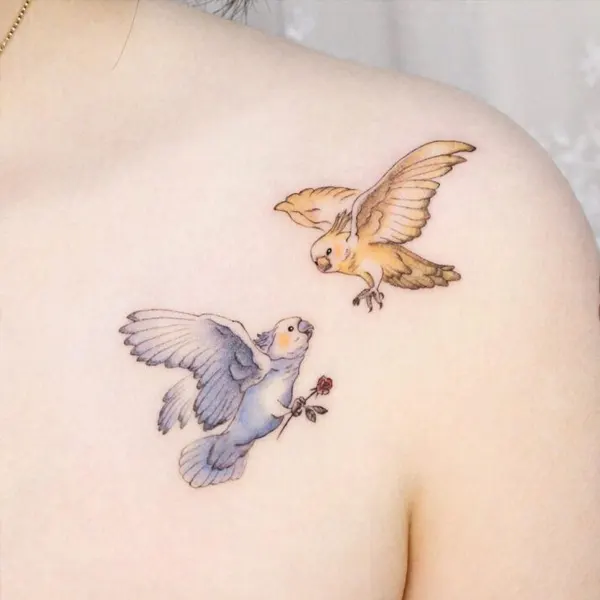Tatuagem feminina de animal no ombro