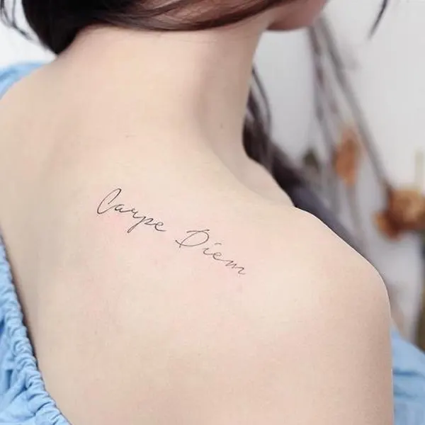 tatuagem feminina de frase 9