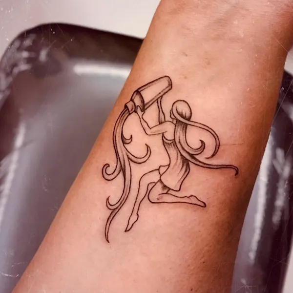 Tatuagem do signo de Aquário no pulso
