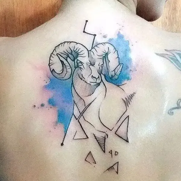 Tatuagem do signo de Áries nas costas