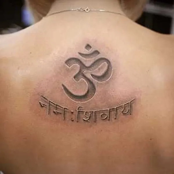 Tatuagem do símbolo Om nas costas