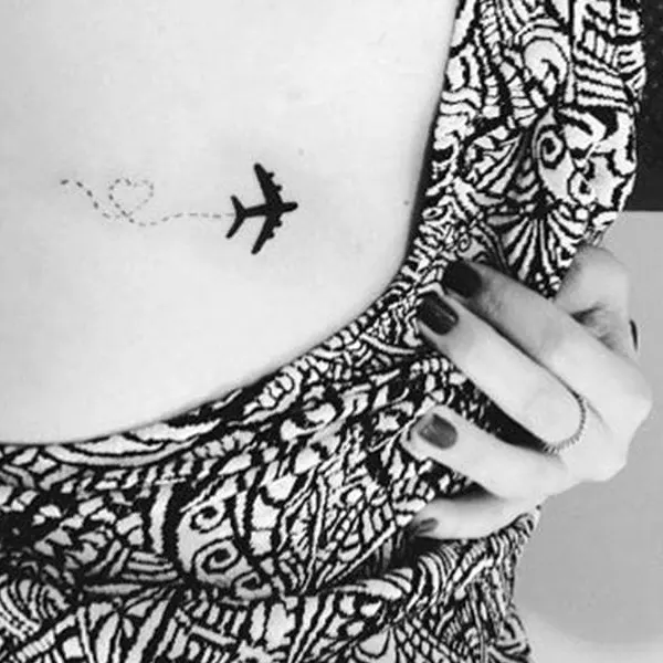 Tatuagem feminina de viagem e mapa 2