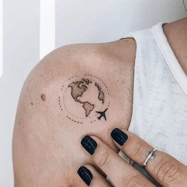 Tatuagem feminina de viagem e mapa 4