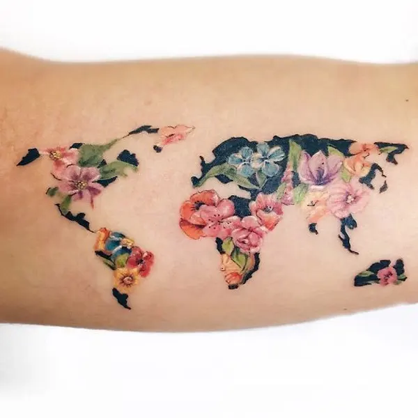 Tatuagem feminina de viagem e mapa 15