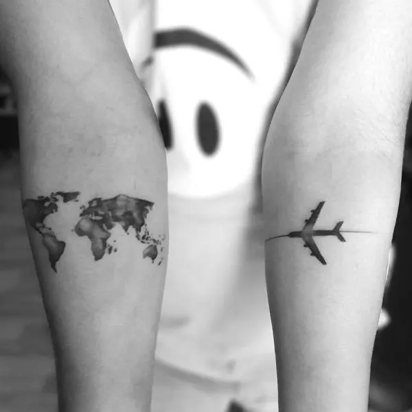 Tatuagem feminina de viagem e mapa 19