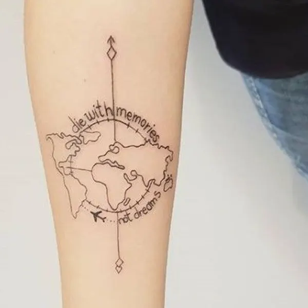 Tatuagem feminina de viagem e mapa 20