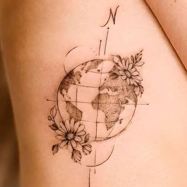 Tatuagem feminina de viagem e mapa 22