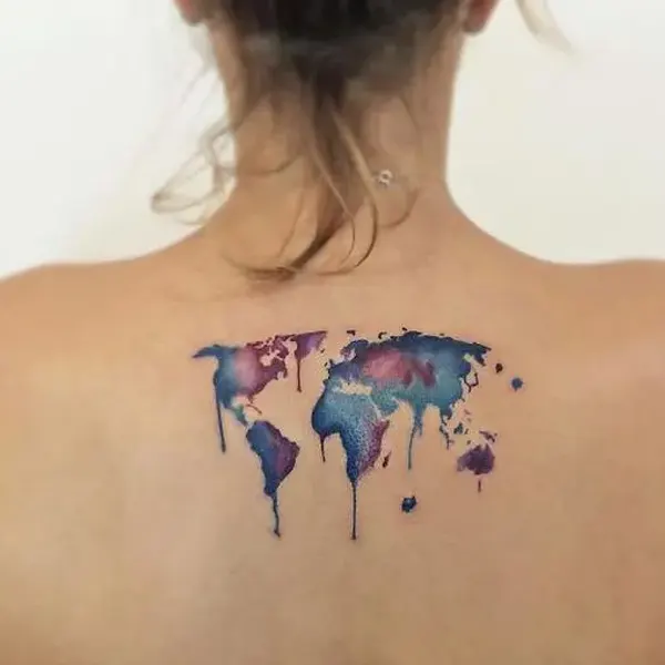 Tatuagem feminina de viagem e mapa 25