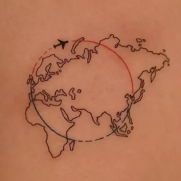 Tatuagem feminina de viagem e mapa 30
