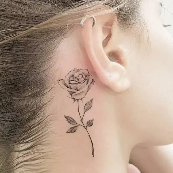 tatuagem feminina floral atrás da orelha
