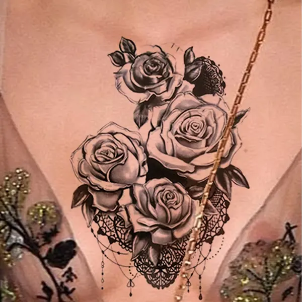 tatuagem feminina floral no peito