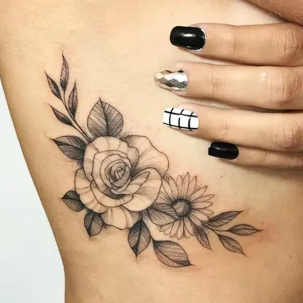 tatuagem feminina floral atrás do braço