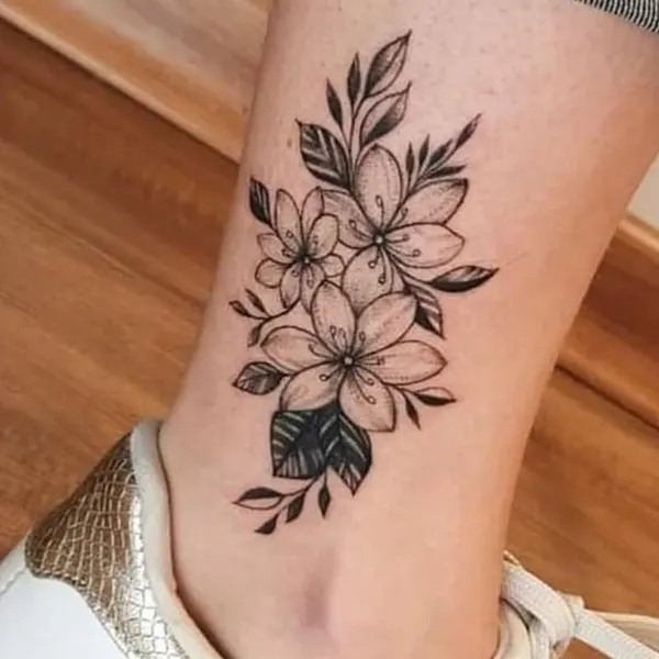 tatuagem floral na canela