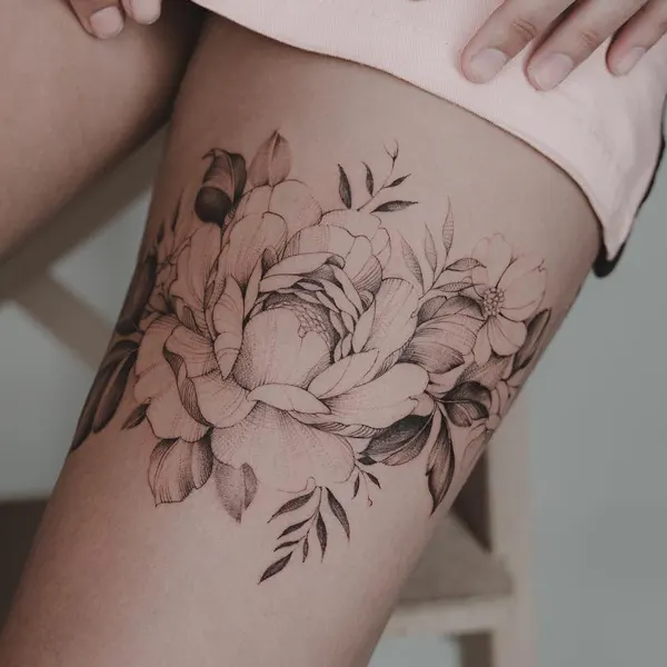 tatuagem floral na coxa