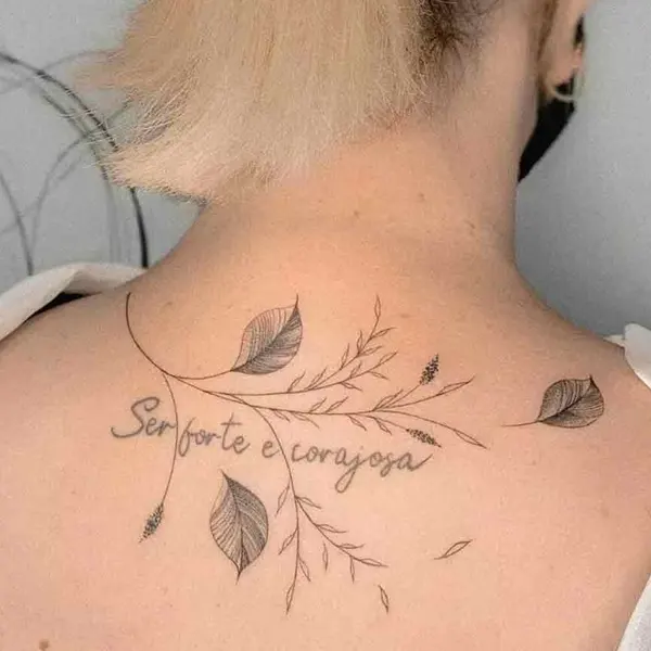 tatuagem floral nas costas