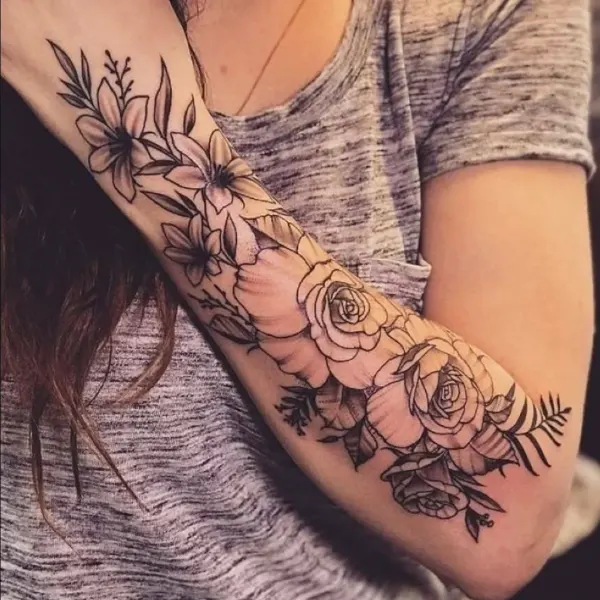 tatuagem floral feminina no antebraço