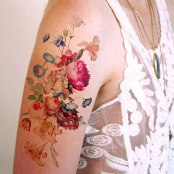 tatuagem feminina floral no braço