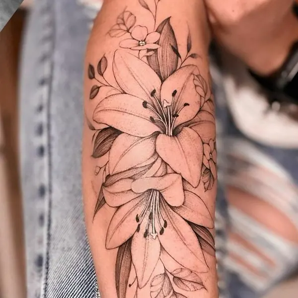 tatuagem floral no braço
