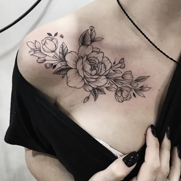tatuagem floral no ombro