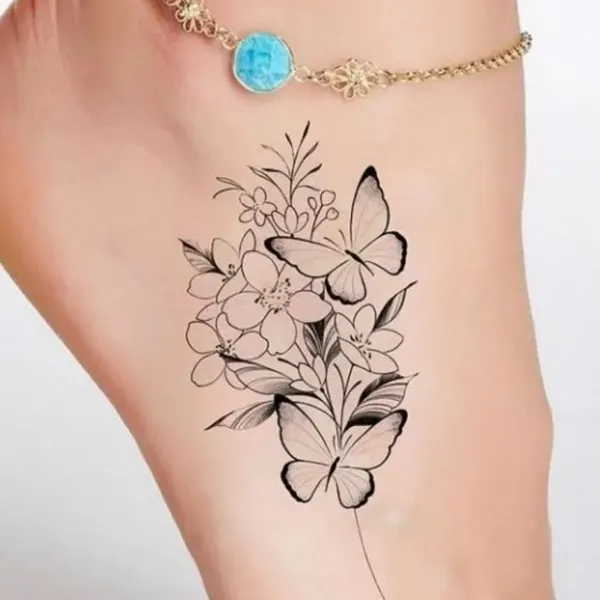 tatuagem feminina floral no pé