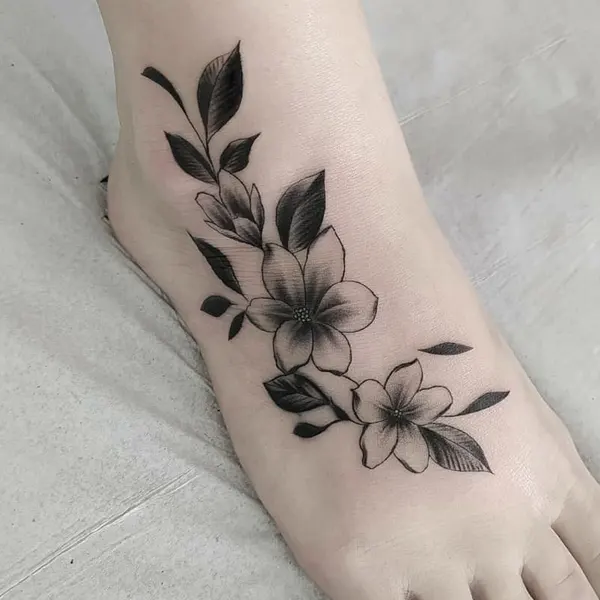 tatuagem floral no pé