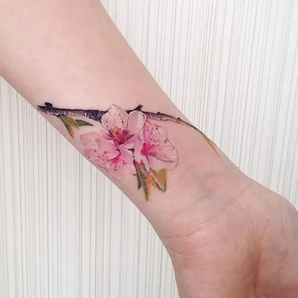 tatuagem feminina floral no pulso