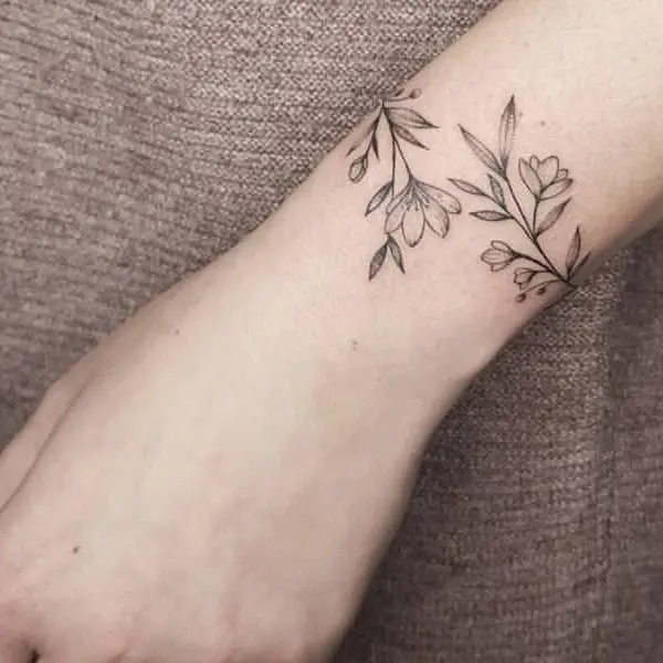 tatuagem floral no pulso