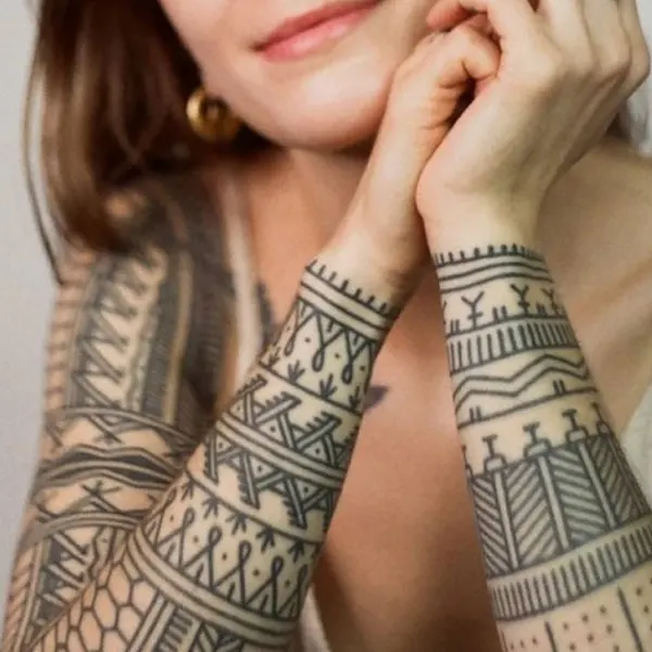 tatuagem feminina tribal nos braços