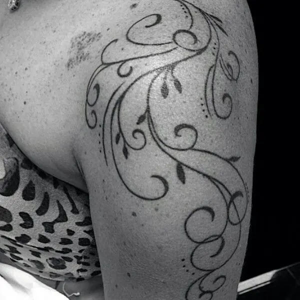 tatuagem tribal no ombro