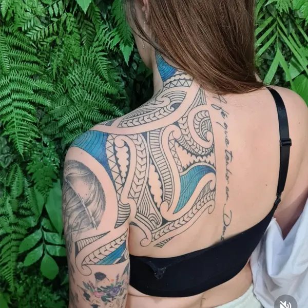 tatuagem feminina tribal nas costas