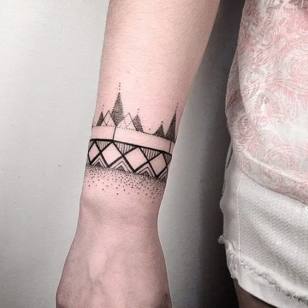Tatuagem geométrica feminina no pulso