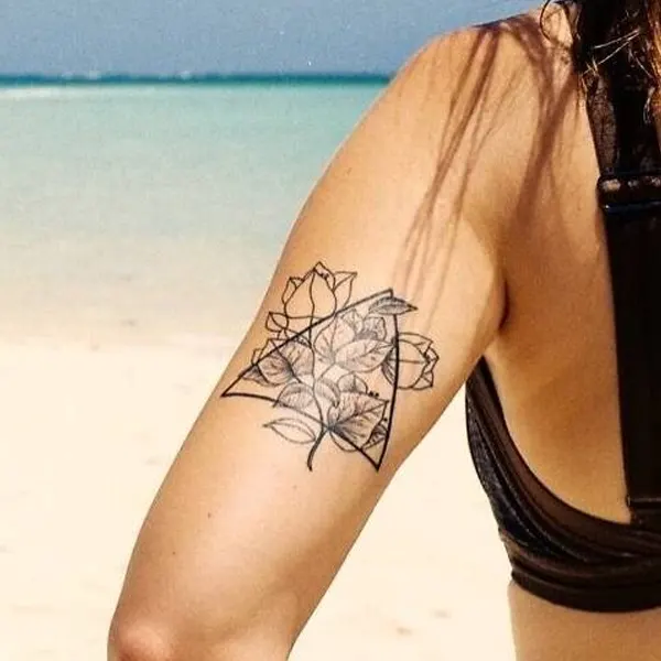 Tatuagem geométrica feminina com flores